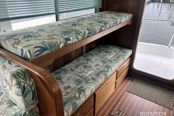 37' Great Harbour salon starboard berths2