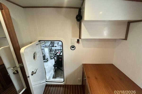 37' Great Harbour port guest-office aft
