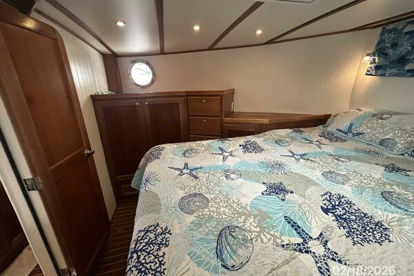 37' Great Harbour master stateroom port