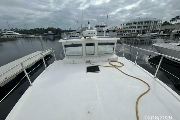 37' Great Harboour foredeck aft