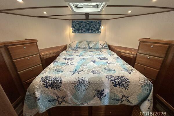 37' Great Harbour master stateroom