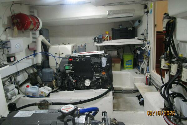 37' Great Harbour engine room port
