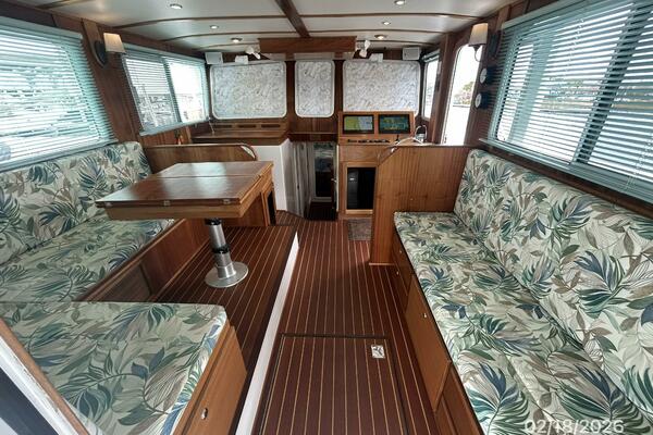 37' Great Harbour salon forward