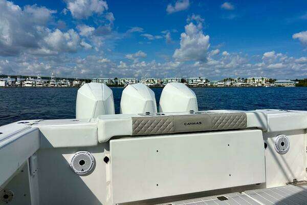 Caymas 341CC Yacht For Sale