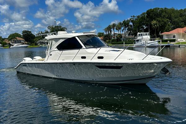 Pursuit OS 325 - Exterior