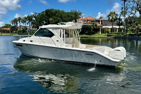 Pursuit OS 325 - Exterior