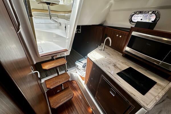 Pursuit OS 325 - Interior 