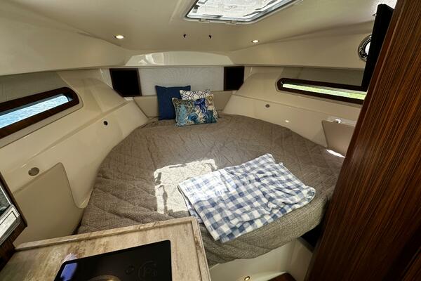 Pursuit OS 325 - Interior