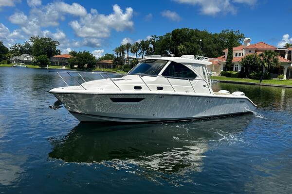 Pursuit OS 325 - Exterior