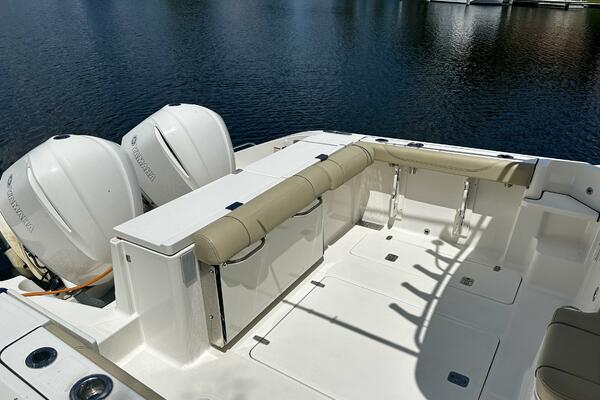 Pursuit OS 325 - Cockpit