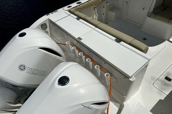 Pursuit OS 325 - Twin Outboard Engines