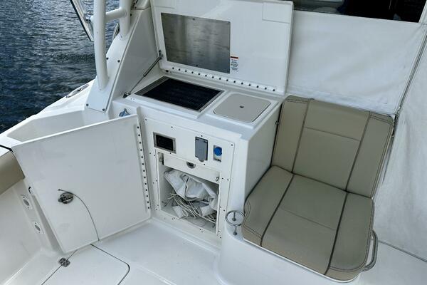 Pursuit OS 325 - Seating and Storage