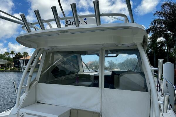 Pursuit OS 325 - Exterior