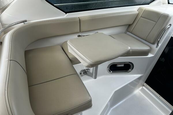 Pursuit OS 325 - Helm Seating