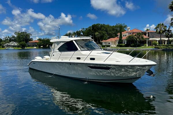 Pursuit OS 325 - Exterior