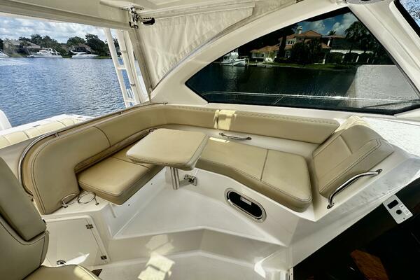 Pursuit OS 325 - Helm Seating