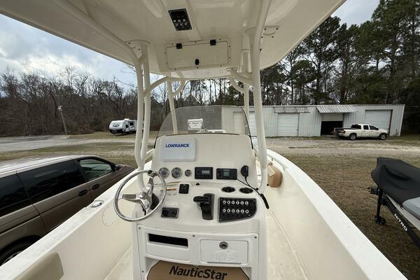 23ft NauticStar Yacht For Sale