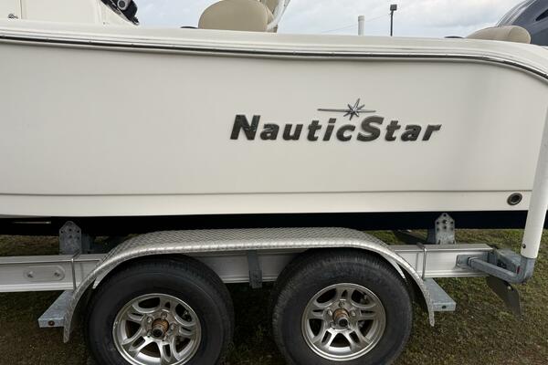 23ft NauticStar Yacht For Sale