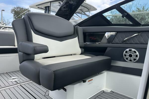 32ft Cruisers Yachts Yacht For Sale