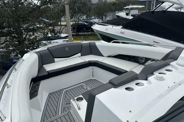 32ft Cruisers Yachts Yacht For Sale