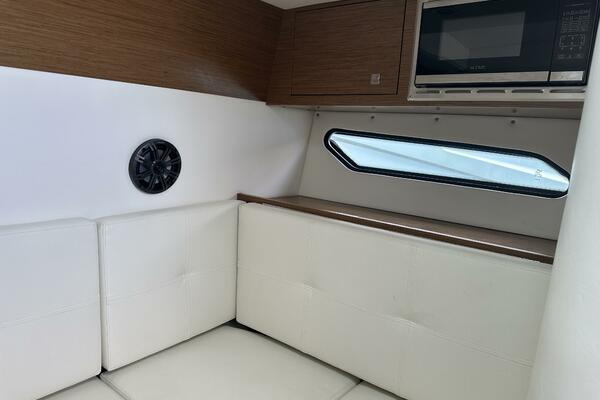 32ft Cruisers Yachts Yacht For Sale