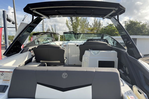 Photo of the 2019 Cruisers Yachts 338 Outboard