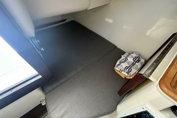 28' Albin cabin quarter berth