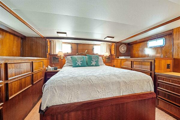 LATTITUDE 53ft Hatteras Yacht For Sale
