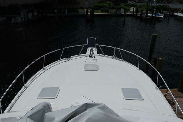 2005 Luhrs 38