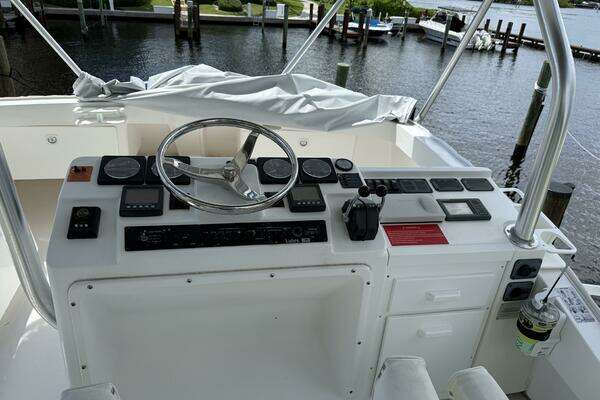 2005 Luhrs 38