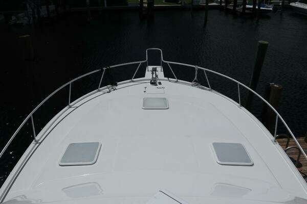 2005 Luhrs 38