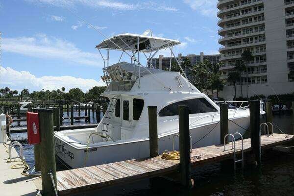 2005 Luhrs 38