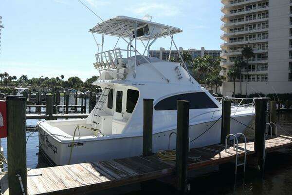 2005 Luhrs 38