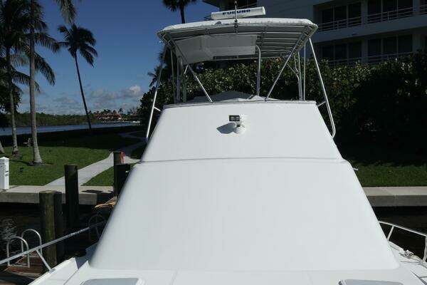 2005 Luhrs 38