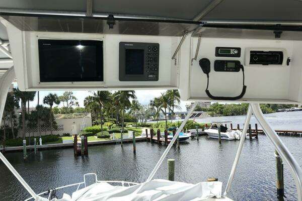 2005 Luhrs 38
