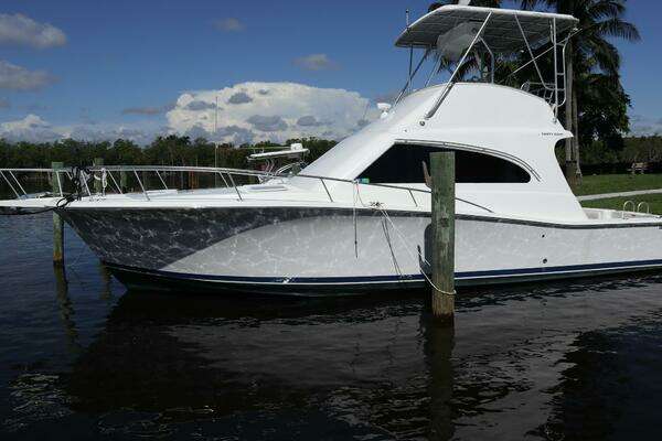 2005 Luhrs 38
