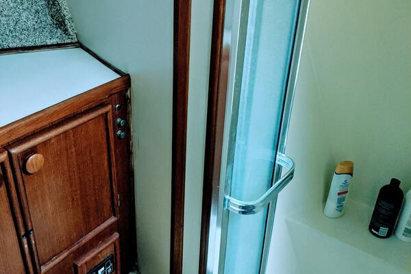 46' Chris Craft 1986 Fwd Guest Head