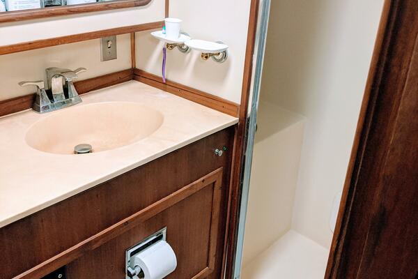 46' Chris Craft 1986 Aft Head