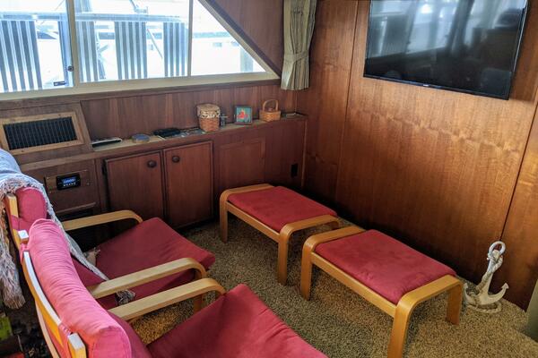 46' Chris Craft 1986 Lower Saloon