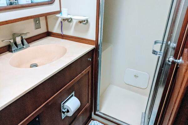 46' Chris Craft 1986 Aft Head Shower