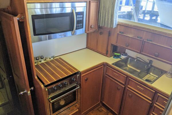 46' Chris Craft 1986 Galley