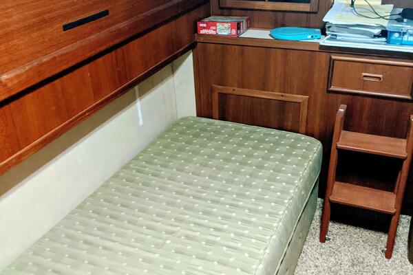 46' Chris Craft 1986 Aft Guest Berth