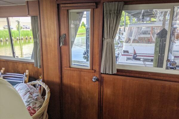 46' Chris Craft 1986 Side Door