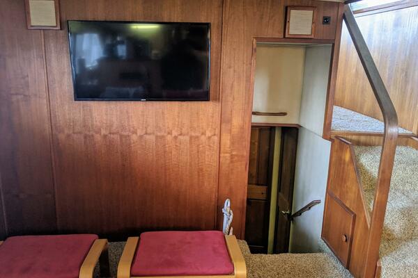 46' Chris Craft 1986 Lower Saloon