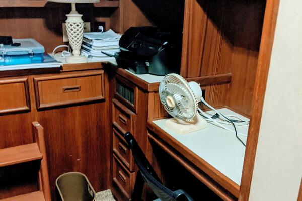 46' Chris Craft 1986 Aft Guest Desk