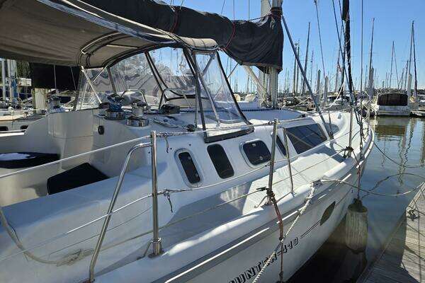 Photo of the 1998 Hunter 410 "Safineia"