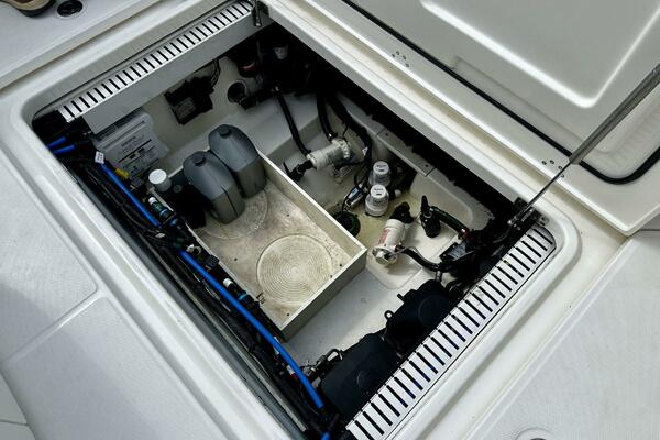 Boston Whaler 33 BOTTOMS UP - Cockpit Access