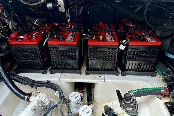 Boston Whaler 33 BOTTOMS UP - Cockpit Access