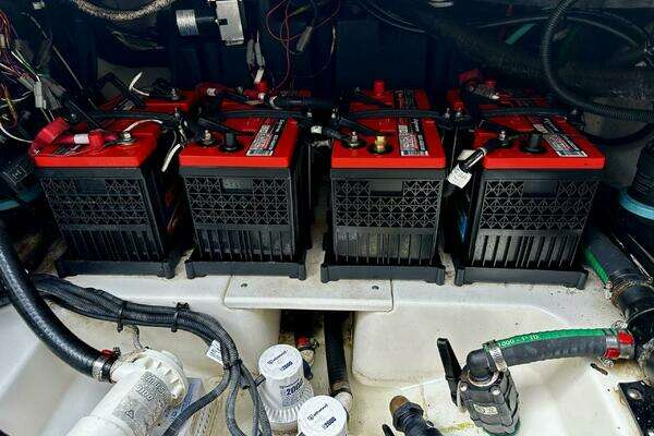 2019 Boston Whaler 33