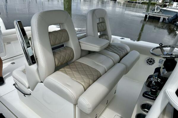 Boston Whaler 33 BOTTOMS UP - Helm
